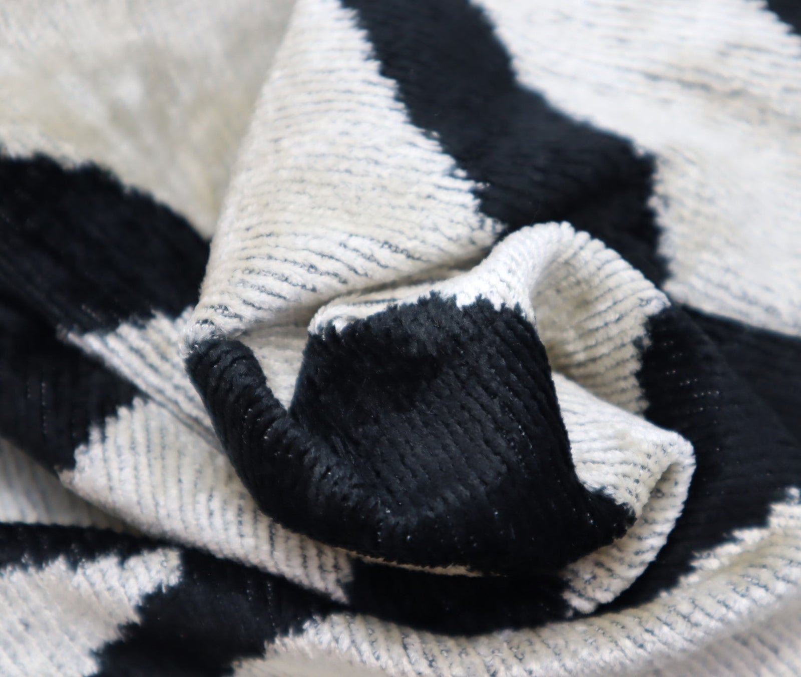 Canvello Luxury Decorative Black White Throw Pillow | 16 x 24 in (40 x 60 cm)