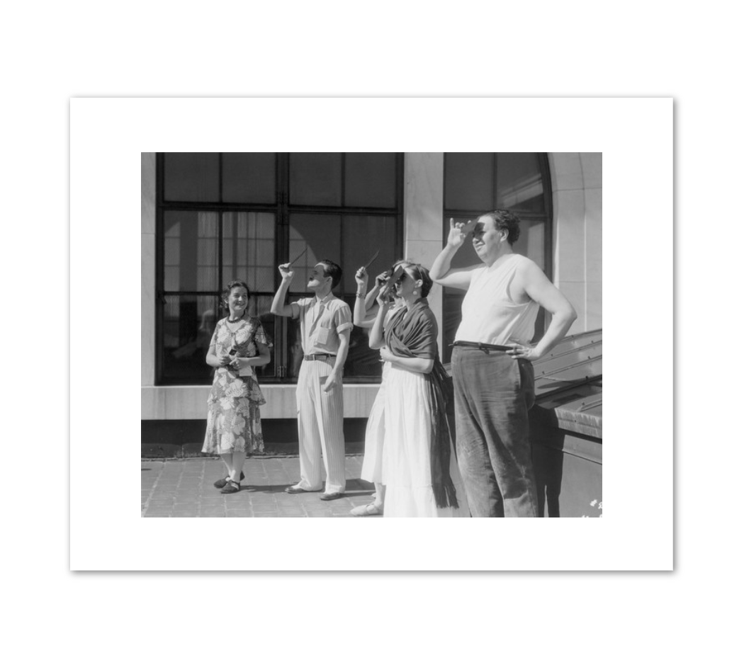 Lucienne Bloch, Arthur Niendorf, Jean Wright, an unidentified woman, Frida Kahlo, and Rivera watching an eclipse on the roof of the DIA by unknown photographer