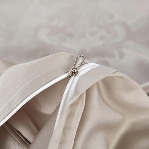 White zipper used in Browny Lancelot Duvet Cover Set.
