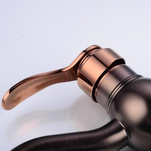 Faucet's handle in gold rose color.