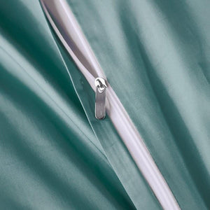 White zipper used in the Evelyn duvet cover set.